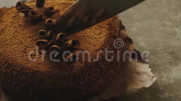 特写锋利的刀切蛋糕与巧克力刨花在缓慢的运动视频的预览图