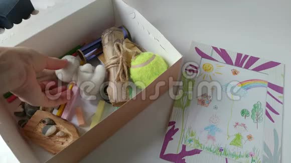 一个女人在盒子里孩子的玩具视频的预览图