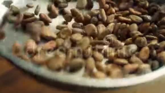 卡考谷物在平底锅中缓慢烘焙把可可豆倒入锅中视频的预览图