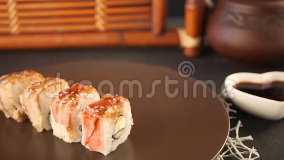 女人手拿筷子蘸寿司卷酱油视频的预览图