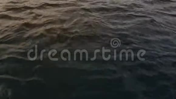 日落前船在河中的浪视频的预览图