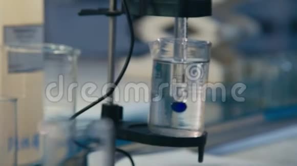 实验室仪器中装有液体的烧杯视频的预览图