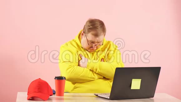 穿着黄色连帽衫的哭鬼在拉普托看悲伤电影指着屏幕视频的预览图