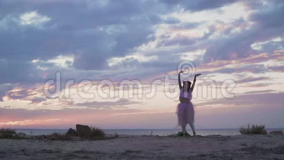 可爱的年轻女子妆容闪闪发光穿着粉红色的连衣裙在河岸上跳舞一种性感甜美的舞蹈视频的预览图