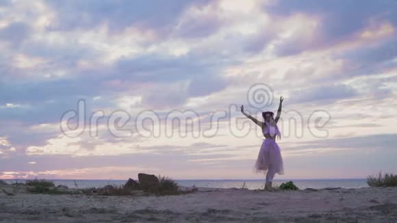 性感的年轻女人妆容鲜艳穿着粉红色的裙子在河岸上跳舞可爱温柔女孩的舞蹈视频的预览图