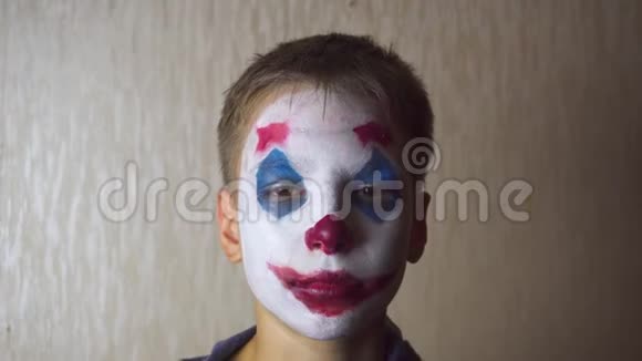 万圣节化妆小丑的男孩视频的预览图