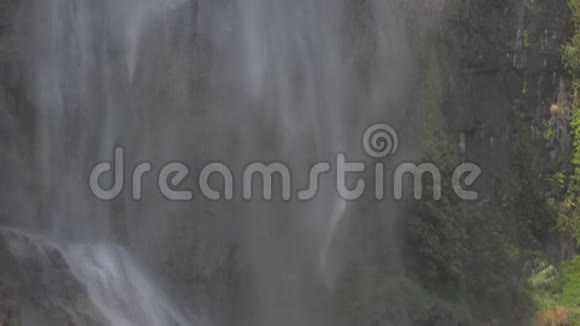 美丽的大瀑布流落在棕色的岩石悬崖上视频的预览图