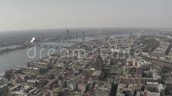 里加的中央车站穿越铁路的无人机飞行欧洲城市的火车铁路视频的预览图