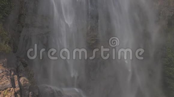 美丽的大瀑布流落在棕色的岩石悬崖上视频的预览图
