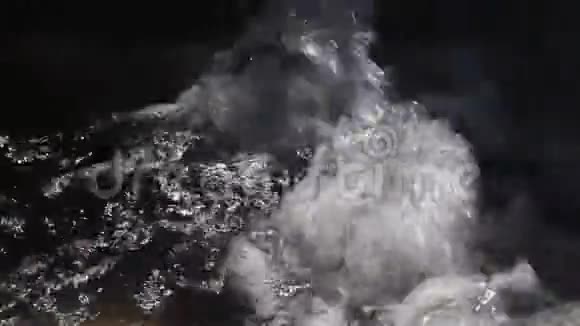 水在城市喷泉中沸腾快关门视频的预览图