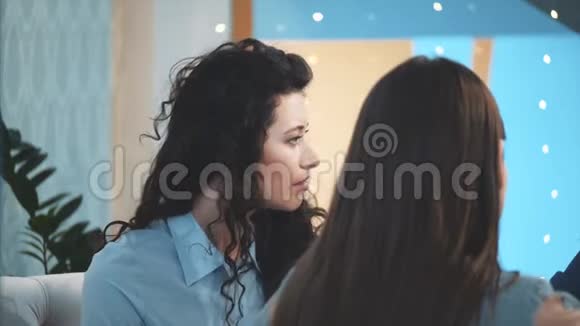 年轻的一群女性朋友坐在咖啡店里享受咖啡谈话友谊开会团结一致视频的预览图