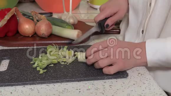 女人用刀磨韭菜视频的预览图