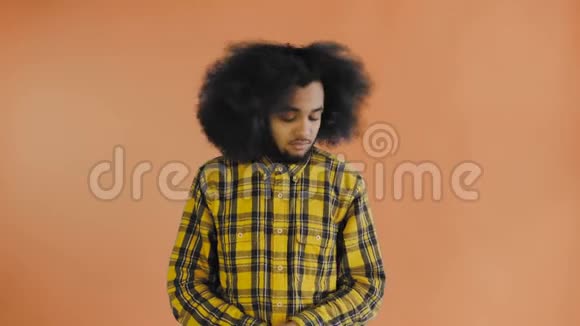 非裔美国人在橙色背景下的手机上收到了一条新消息情感概念视频的预览图