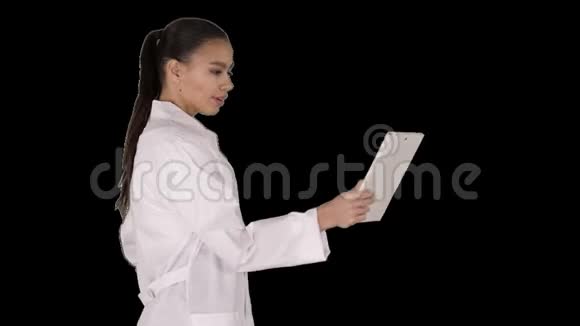 年轻的女医生手里拿着平板电脑打着视频电话阿尔法频道视频的预览图