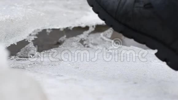 人们的腿在雪地上行走雪天留下脚印视频的预览图
