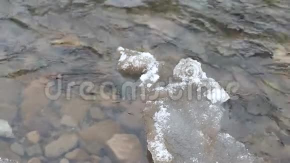 冰融化河水流动冬季喀尔巴阡山脉的一条山河景观视频的预览图