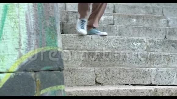 穿运动鞋的英俊黑发男子正在楼梯上视频的预览图