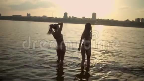 女人在水里散步和游泳视频的预览图