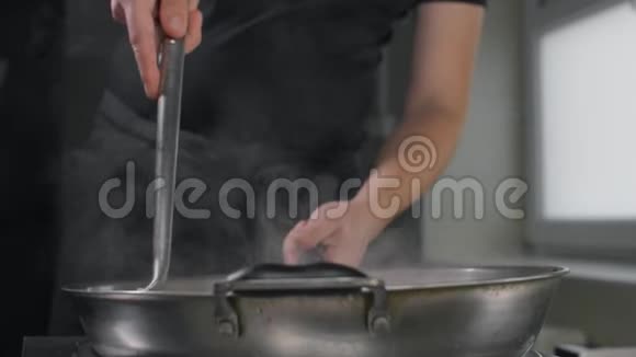 厨师用热锅炒菜慢动作煮亚洲面条在热锅里搅拌视频的预览图