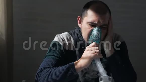 一个病人穿着毛衣和围巾坐在沙发上用吸入器感冒疾病流感治疗视频的预览图