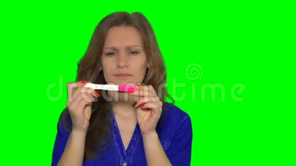 检查阴性妊娠试验后年轻悲伤的妇女沮丧视频的预览图