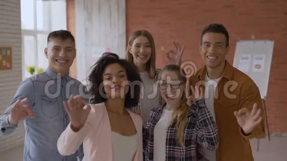 一组5人在教室的背景下快乐地满足了学生混合种族的人年轻有趣视频的预览图