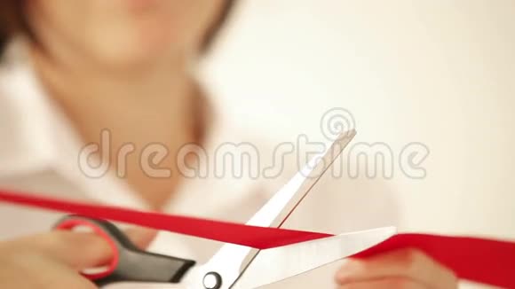 女商人用剪刀剪红丝带然后打开活动视频的预览图