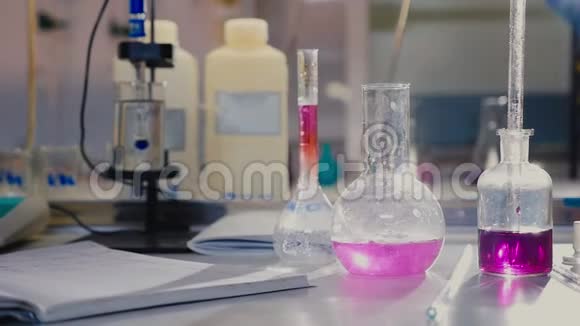 实验室仪器中装有液体的烧杯视频的预览图