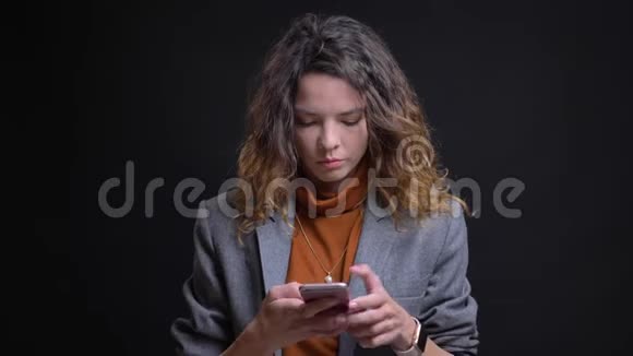 现代有吸引力的高加索女性在手机上打字思想周到使用智能手机令人烦恼的肖像视频的预览图