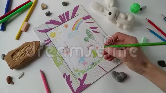 成年妇女画儿童风格的图画视频的预览图