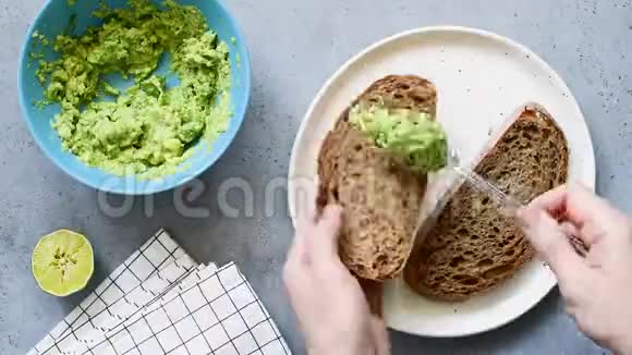 做鳄梨三明治做健康早餐视频的预览图
