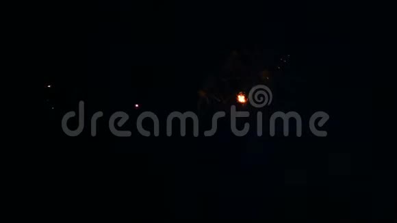 橙色的火焰在夜空中闪耀着节日的烟花视频的预览图