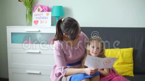 小女孩给妈妈看贺卡视频的预览图