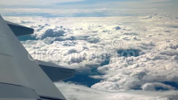 美丽的云和飞机的翅膀从窗口与美丽的蓝天视频的预览图