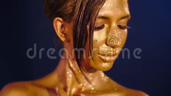 美丽的女人金色闪亮的皮肤视频的预览图