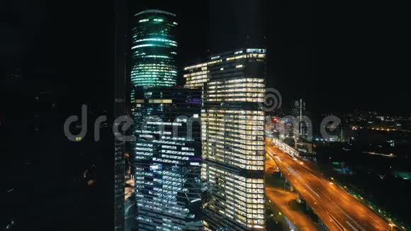 城市摩天大楼的景色办公室窗户后面的明亮灯光夜间视频的预览图