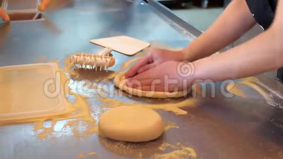 比萨饼师在餐馆里准备面团用来做比萨饼拉伸面团视频的预览图