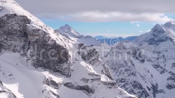 瑞士阿尔卑斯山上令人惊叹的全景视频的预览图