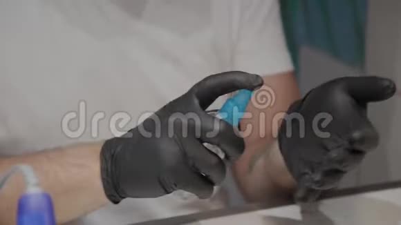 医生在手术前用手消毒手套视频的预览图