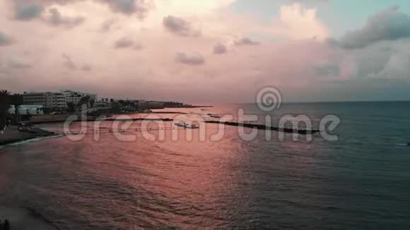 日落时分人们沿着码头沿着海边散步日落时带旅游长廊的海景视频的预览图