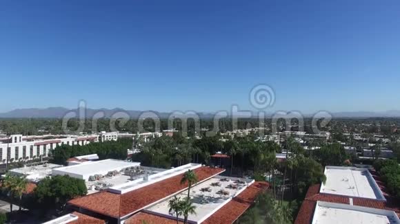 美国亚利桑那州斯科茨代尔在晴朗的一天蓝天升起视频的预览图