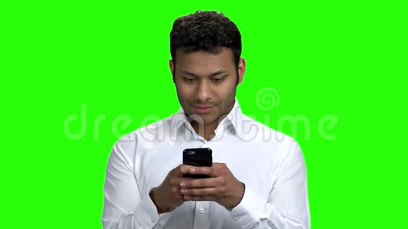 印度商人在手机上打字视频的预览图