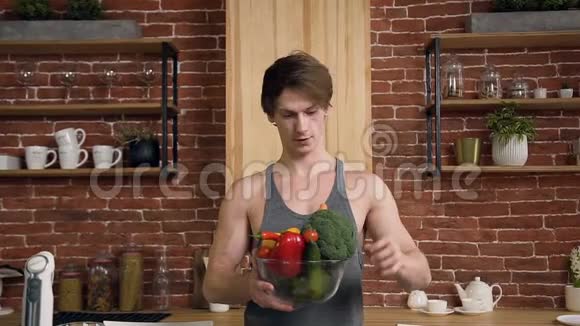 帅哥从菜里拿辣椒和蔬菜放进嘴里视频的预览图