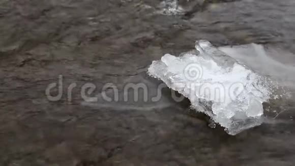 冰融化河水流动冬季喀尔巴阡山脉的山景视频的预览图