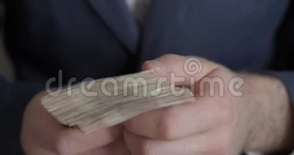 男性手在数钱5000卢布的俄罗斯钞票视频的预览图