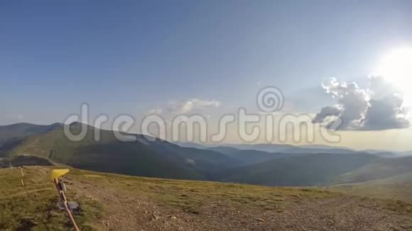 从夏季山顶循环拍摄时间流逝视频的预览图