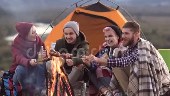 四个年轻的朋友在山上野餐他们在聊天在笑视频的预览图