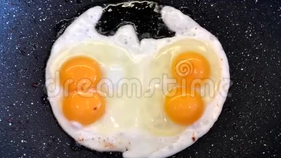 平底锅顶部的煎鸡蛋视频的预览图