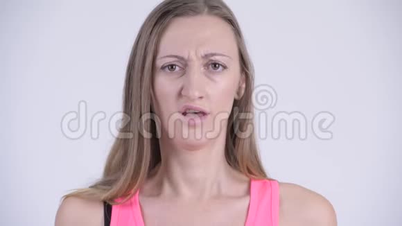 愤怒的金发女人看起来很生气视频的预览图