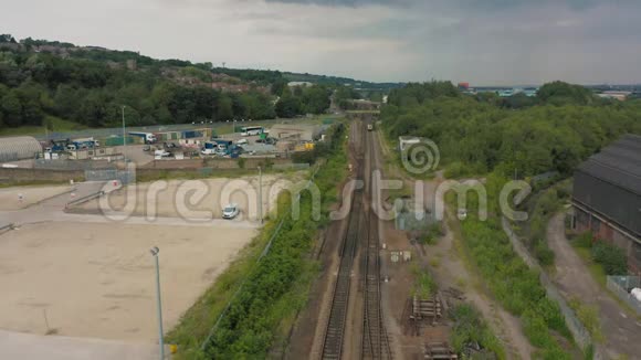 乘火车在无人机下经过的空中镜头视频的预览图